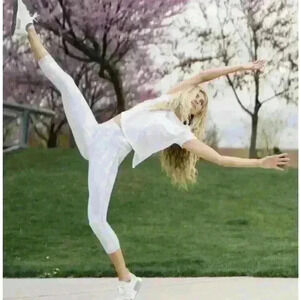 NWOT- ZYIA Silver Camo Metallic Pocket Light n Tight Hi-Rise Capri 20" Leggings